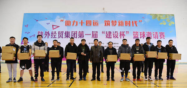 11中共富平縣委常委、政法委書記杜銀虎為第二名獲獎隊(duì)頒獎_副本.jpg